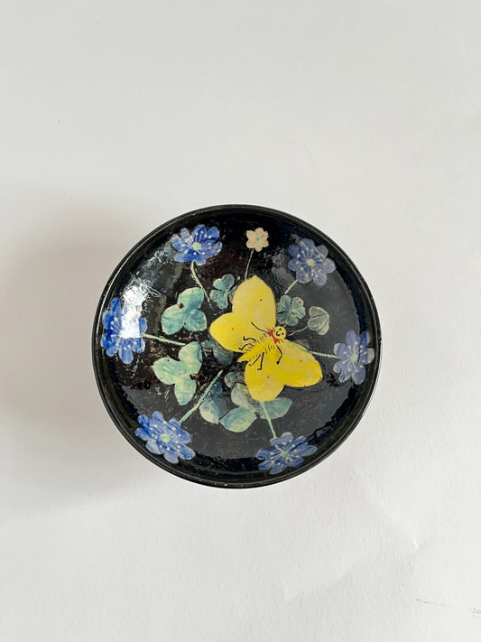 Blåsippor och citronfjäril Medium Bowl