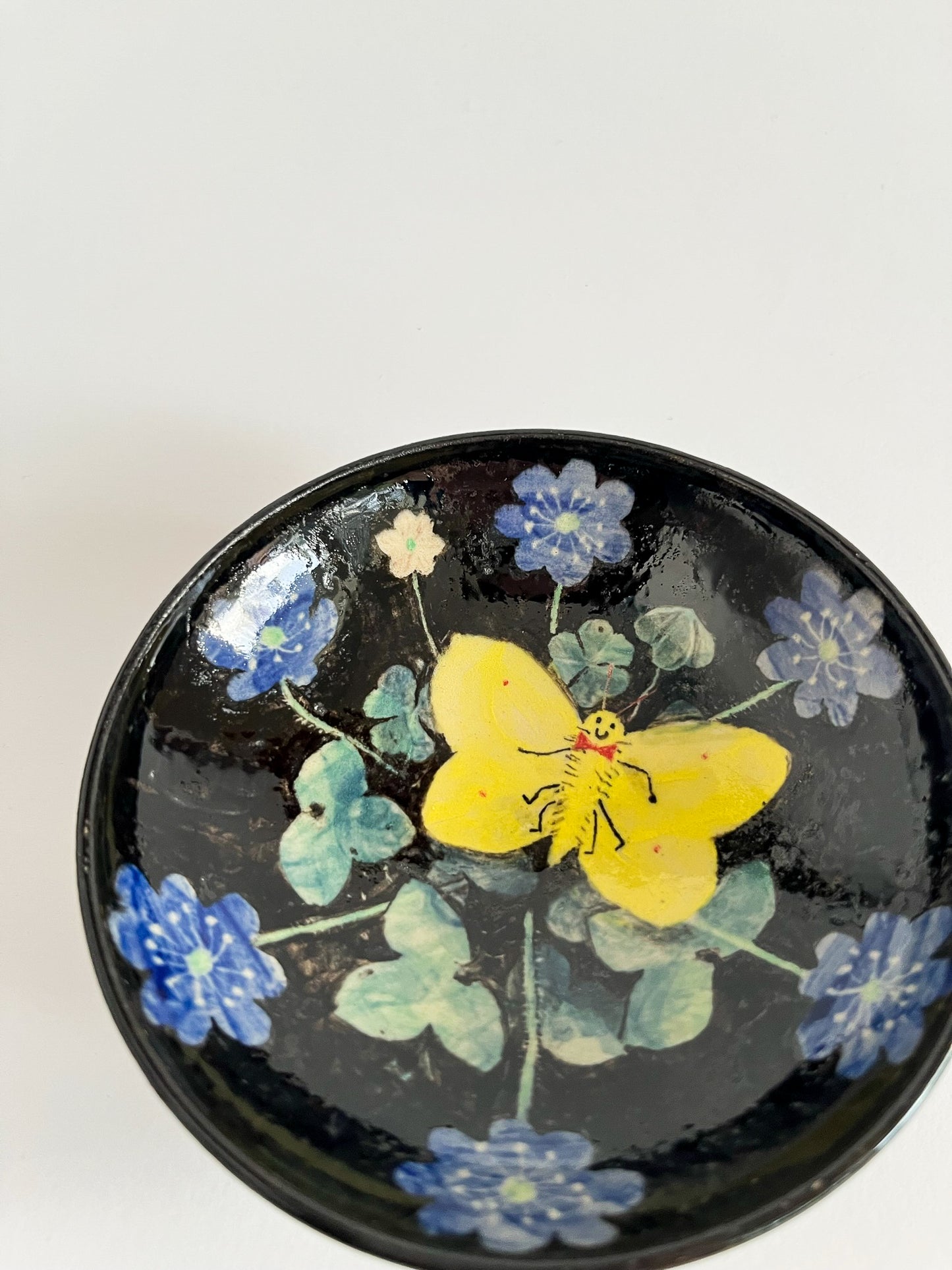 Blåsippor och citronfjäril Medium Bowl