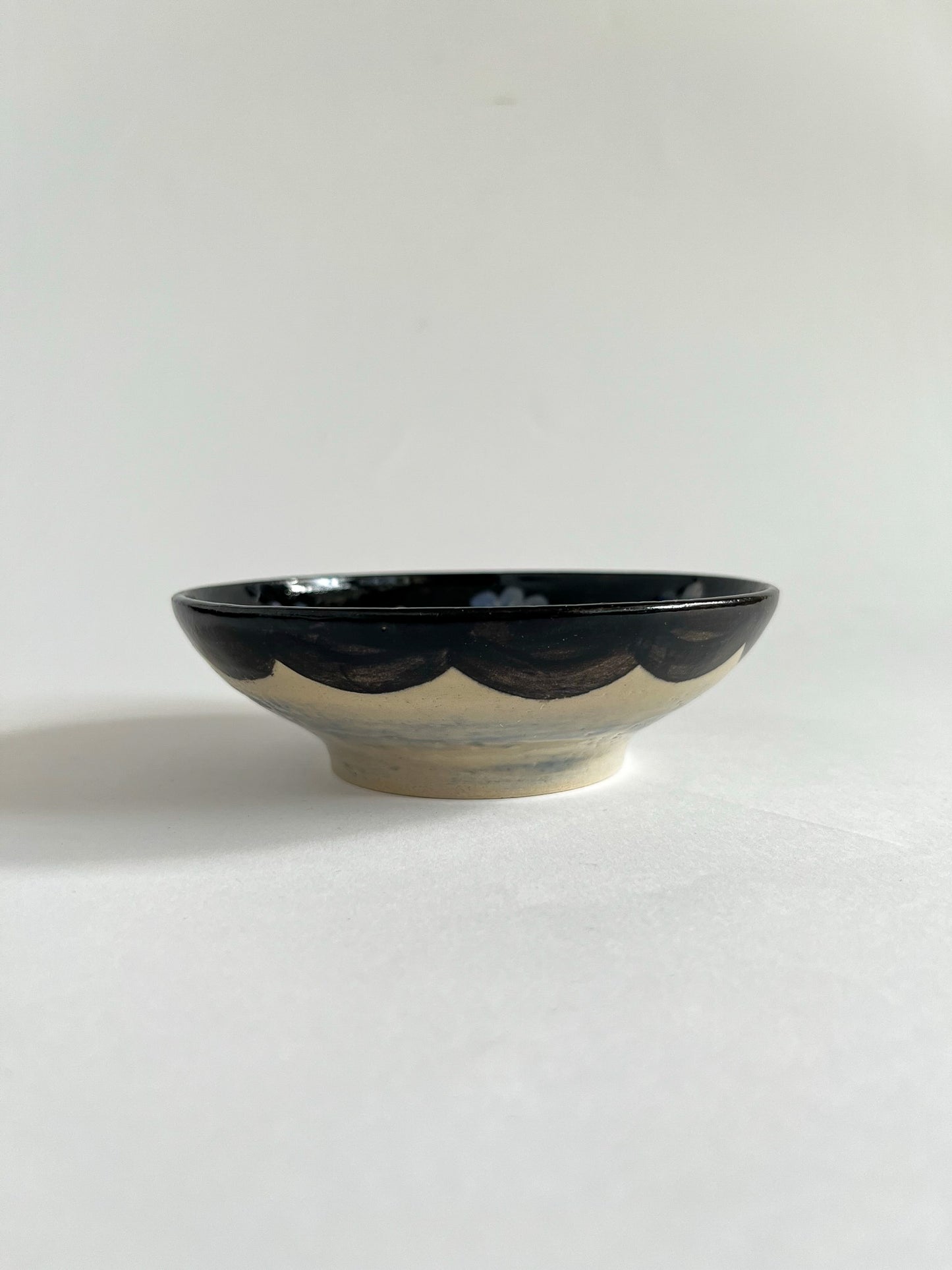 Blåsippor och citronfjäril Medium Bowl