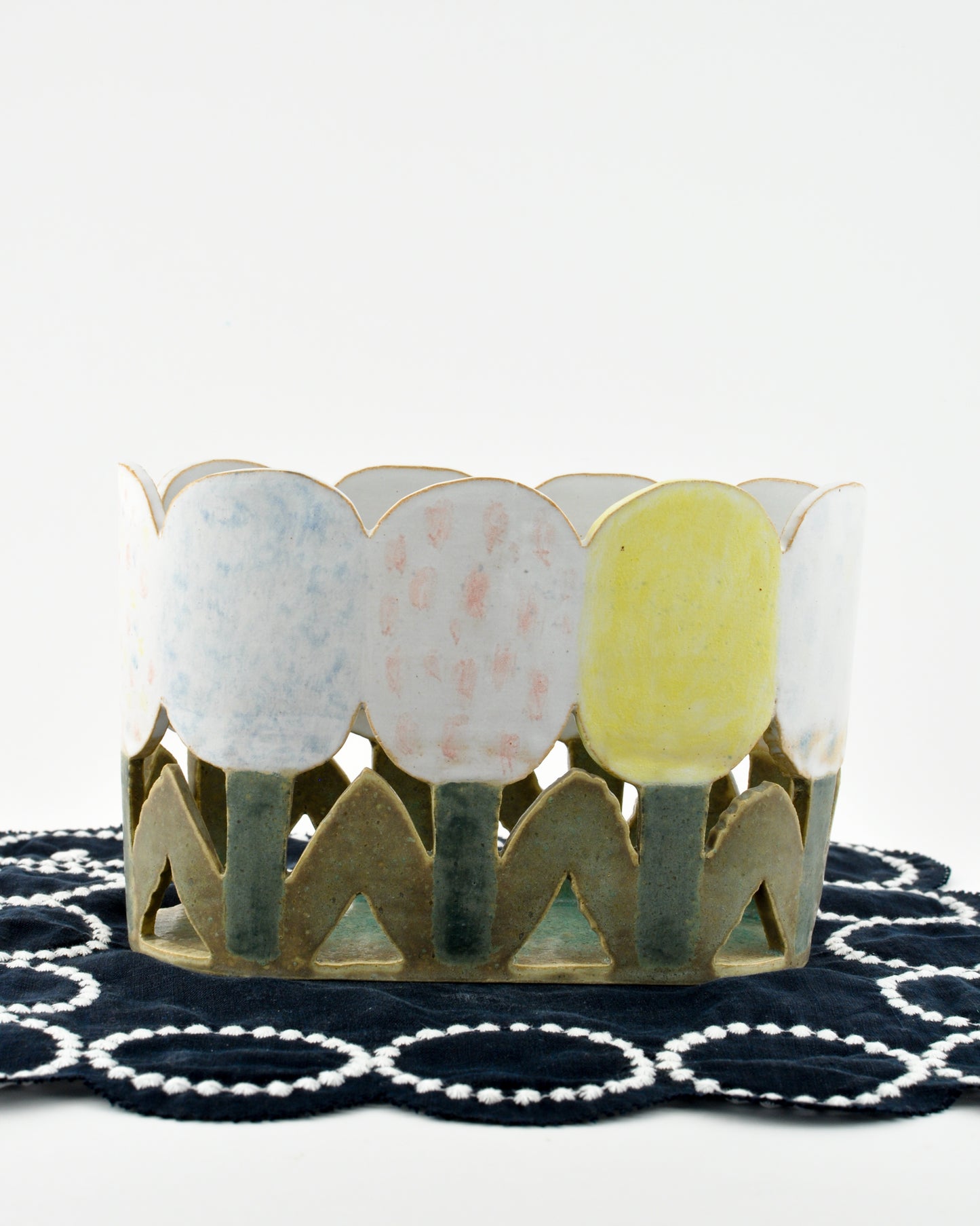 Estate - Flower cut-out pot